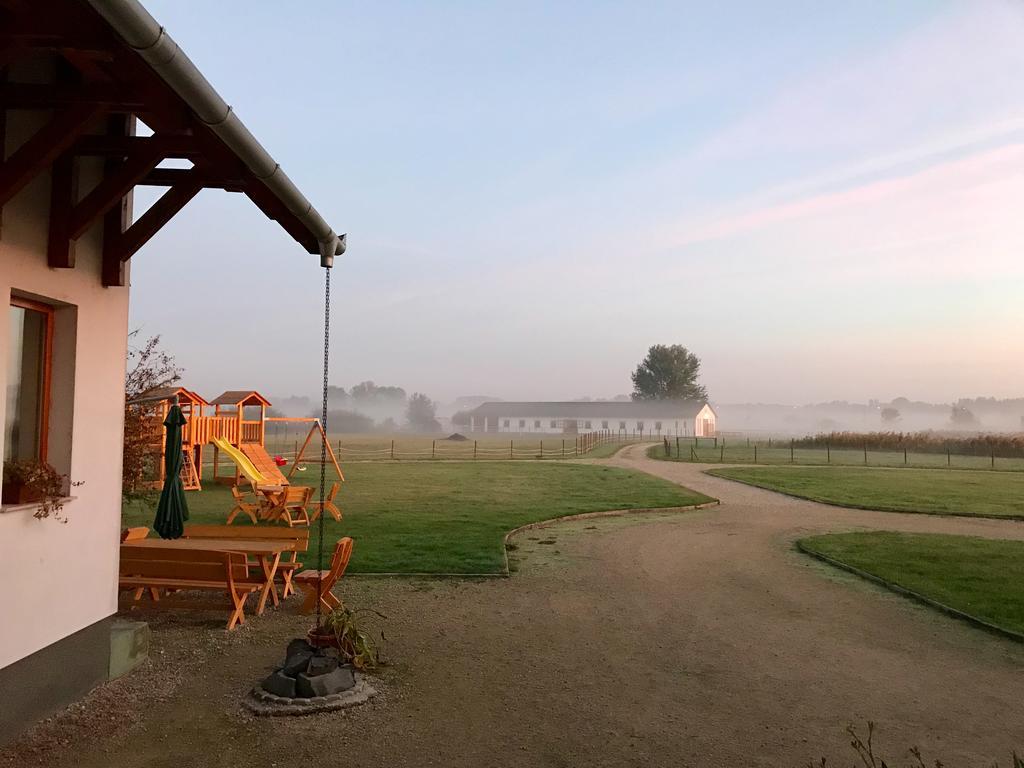 Nagybajcsi Lovaspark Es Otthon Vendeghaz Exteriör bild